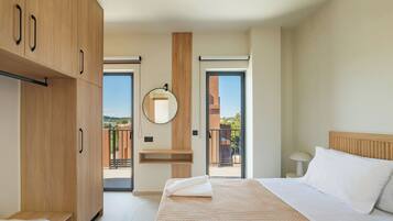 5 bedrooms, iron/ironing board, WiFi, bed sheets