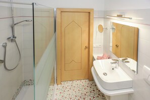 Secador de pelo, toallas y papel higiénico