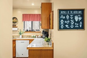 Interior - Atlas Point Lodge by Avantstay Hot Tub + Sauna + Kayaks Pet-friendly Cabin Lake Access (Pocono Lake)