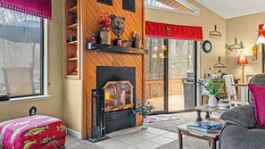 Interior - Atlas Point Lodge by Avantstay Hot Tub + Sauna + Kayaks Pet-friendly Cabin Lake Access (Pocono Lake)
