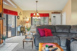 Interior - Atlas Point Lodge by Avantstay Hot Tub + Sauna + Kayaks Pet-friendly Cabin Lake Access (Pocono Lake)