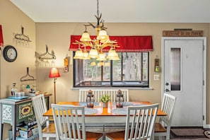 Interior - Atlas Point Lodge by Avantstay Hot Tub + Sauna + Kayaks Pet-friendly Cabin Lake Access (Pocono Lake)