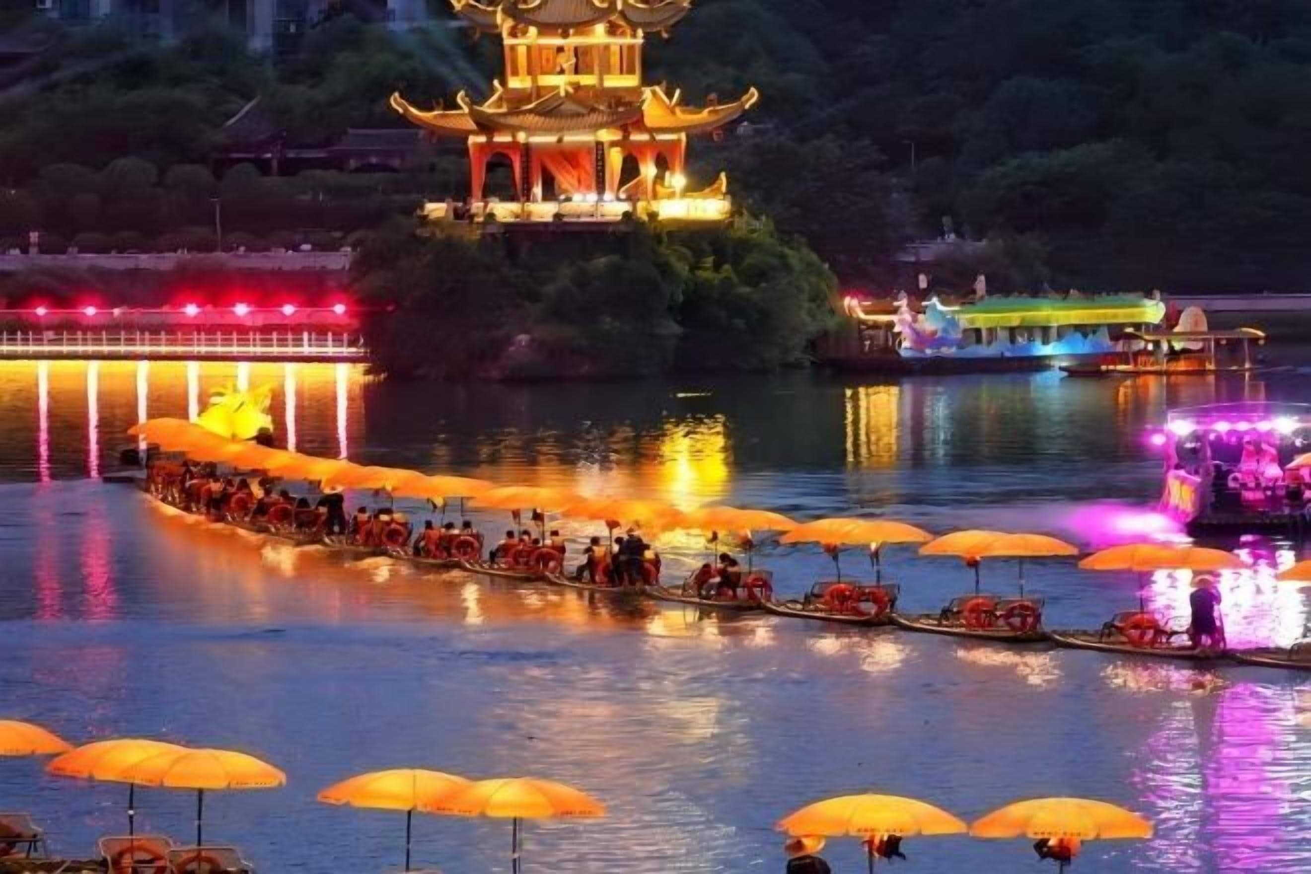 Un canal d'aigua amb un edifici tradicional i un pont.