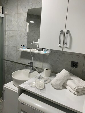 Appartamento Standard | Bagno | Doccia, set di cortesia gratuito, asciugacapelli, pantofole