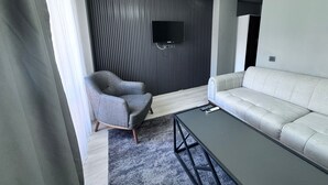 スタンダード コンドミニアム | リビング エリア | 35 インチのLED テレビ (衛星放送視聴可)