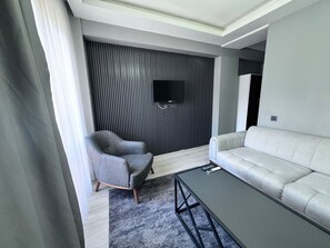 Condo estándar | Área de sala de estar | Televisión LED de 35 pulgadas con canales vía satélite 