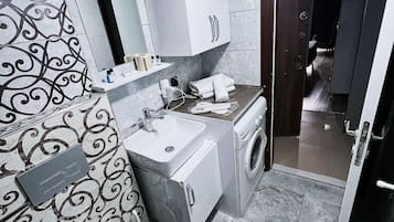 Condo estándar | Baño | Regadera, amenidades de baño gratuitas, secadora de cabello, pantuflas