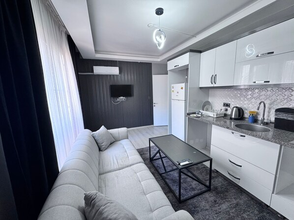 Condo estándar | Área de sala de estar | Televisión LED de 35 pulgadas con canales vía satélite 