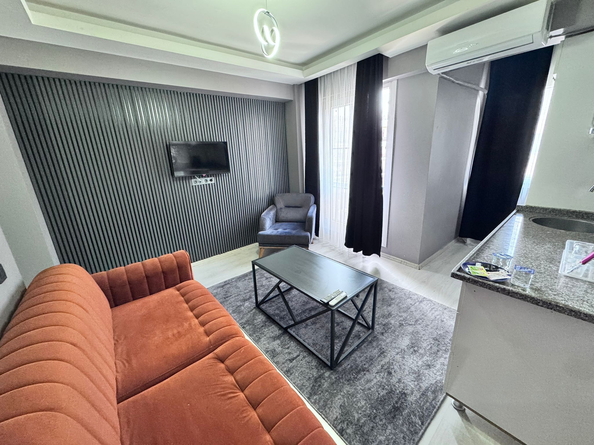 Condo standard | Área de estar | TV LED 35 polegadas com canais via satélite