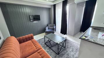 Condo estándar | Área de sala de estar | Televisión LED de 35 pulgadas con canales vía satélite