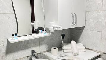 Condo estándar | Baño | Regadera, amenidades de baño gratuitas, secadora de cabello, pantuflas