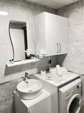 Appart'hôtel Standard | Salle de bain | Douche, articles de toilette gratuits, sèche-cheveux, chaussons
