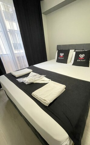 1 bedroom, Egyptian cotton sheets, premium bedding, down comforters