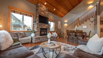 TV connectée, cheminée, table de tennis de table, livres