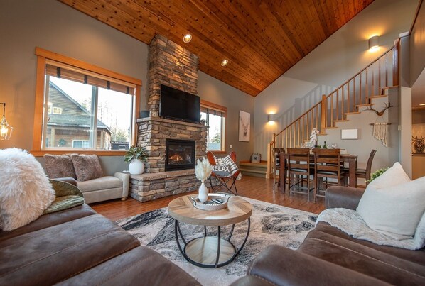 TV connectée, cheminée, table de tennis de table, livres