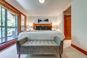 3 slaapkamers, een bureau, een strijkplank/strijkijzer, reisbedje