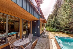 Outdoor dining - Large 3BD Village Townhome (Whistler)