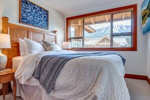 3 habitaciones, escritorio y tabla de planchar con plancha 