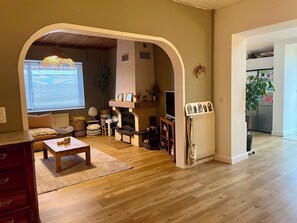 Smart-tv, dvd-spelare, böcker och en stereo