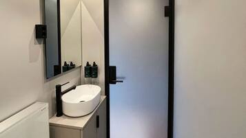 Ducha, secador de pelo, toallas y jabón