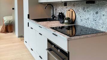 Fridge, oven, stovetop, coffee/tea maker