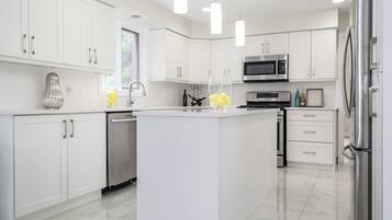 Microonde, forno, piano cottura, lavastoviglie