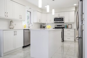 Mikrobølgeovn, ovn, kogeplade, opvaskemaskine