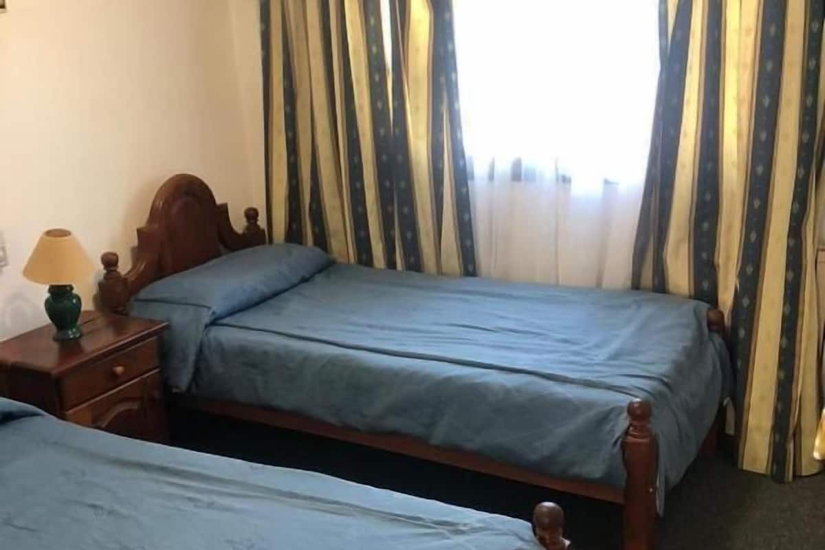 Standaard vierpersoonskamer | 1 slaapkamer, een kluis op de kamer, gratis wifi, beddengoed