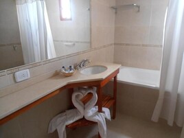 Suite de lujo, balcón, vistas a la ciudad | Baño | Toallas, jabón, champú y papel higiénico