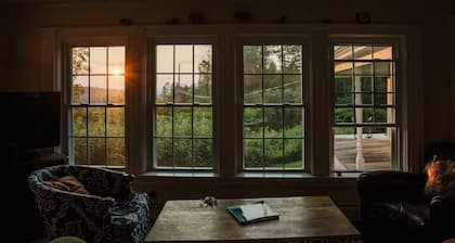 Mountain Farmhouse w/ hot tub; 10 mins to hikes!