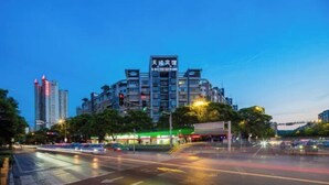 A multi-story hotel with a prominent sign at the top. - Tiancheng Business Hotel (Pingxiang Railway Station) (Pingxiang)
