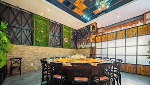 A modern conference room with a round table, multiple chairs, and a decorative centerpiece. - Tiancheng Business Hotel (Pingxiang Railway Station) (Pingxiang)