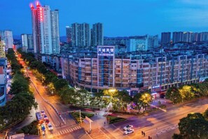 A multi-story hotel with a central courtyard, surrounded by high-rise buildings. - Tiancheng Business Hotel (Pingxiang Railway Station) (Pingxiang)