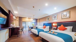 A hotel room with two beds, a desk, a TV, and a dining area. - Tiancheng Business Hotel (Pingxiang Railway Station) (Pingxiang)