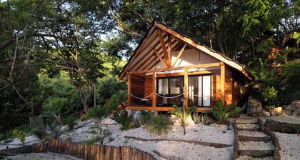 Beachfront Bungalow with Ocean Views & Outdoor Shower –Beach resort Playa Leona