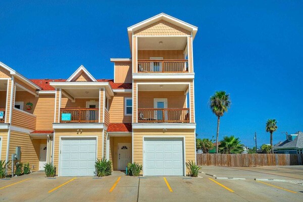 Sleeps 23, 2 Beachside Homes Resort Pool, Walk To The Beach, Balcony + Yard - Port Aransas, TX