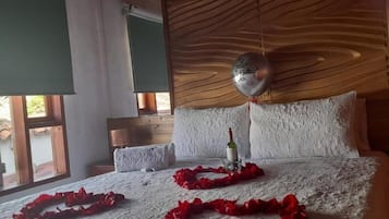 Chambre Double, balcon, vue ville | 1 chambre, Wi-Fi gratuit