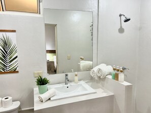 Een douche, handdoeken, shampoo