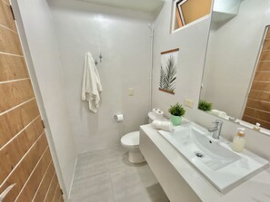 Douche, serviettes fournies, shampoing