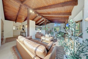 Smart TV, books, stereo - Mountain Views, Hot Tub, Elevated Patio, and Stylishly Updated Home (Sedona)