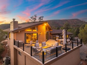 Outdoor dining - Mountain Views, Hot Tub, Elevated Patio, and Stylishly Updated Home (Sedona)