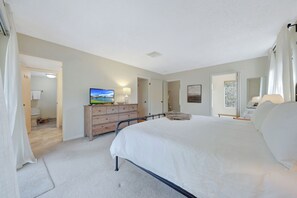3 bedrooms, desk, iron/ironing board, travel cot - Mountain Views, Hot Tub, Elevated Patio, and Stylishly Updated Home (Sedona)