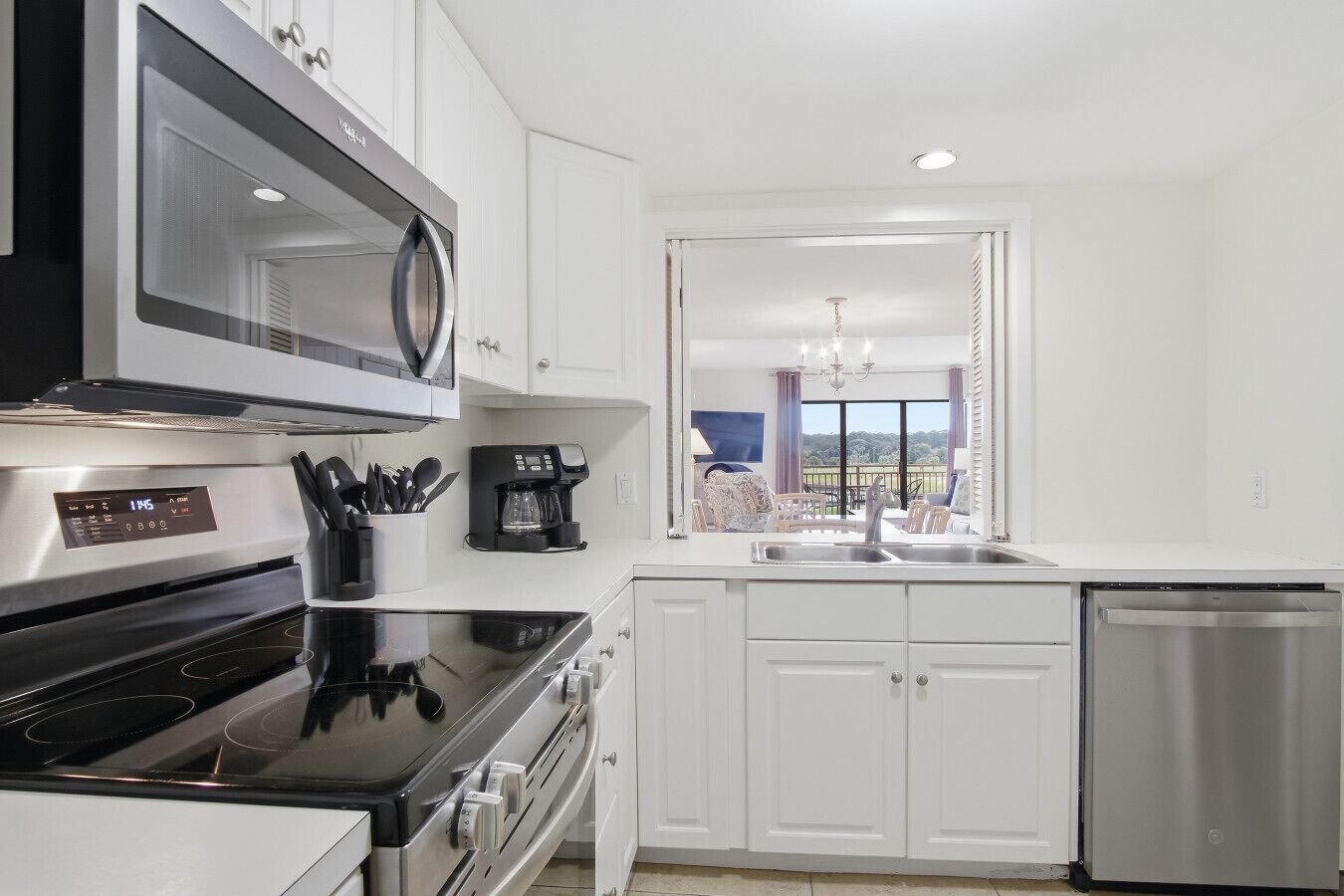 冷蔵庫、電子レンジ、オーブン、コンロ