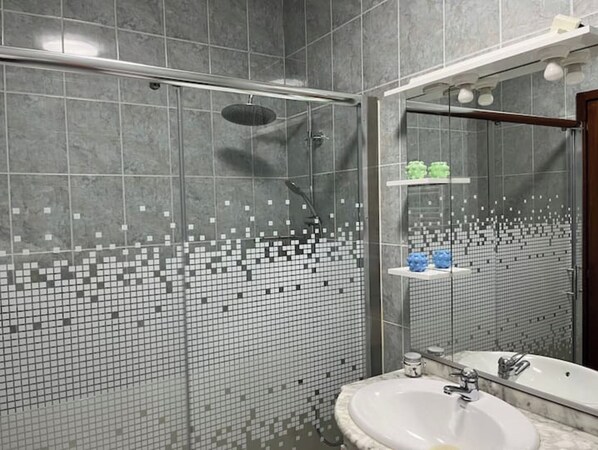 Secadora de cabello, toallas, jabón, papel de baño