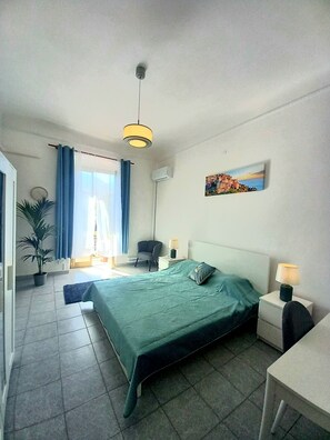 2 habitaciones, caja de seguridad en la habitación y escritorio 