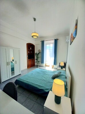 2 chambres, coffres-forts dans les chambres, bureau