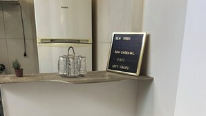 A reception desk with a sign reading "BEM VINDA" and "LOFT ITALPU". - Cozy Loft on Rua da Amizade - Itaipu (Itaipu Niterói)