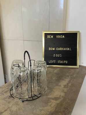 Dusj, håndklær, såpe og toalettpapir