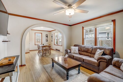 Charming 4-bedroom bungalow in lovely Fort Atkinson near Lake