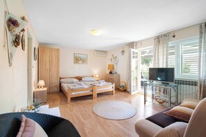 1 habitación y tabla de planchar con plancha